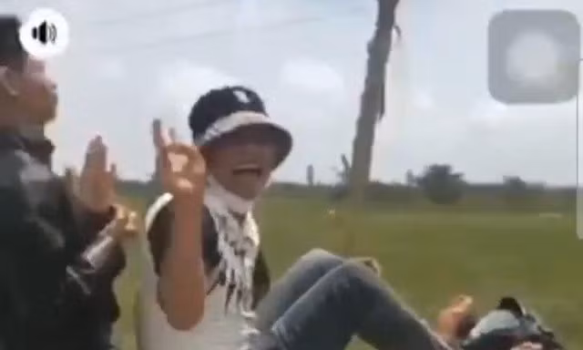 Lái xe bằng chân để câu like, nam thanh niên bị phạt gần 10 triệu đồng