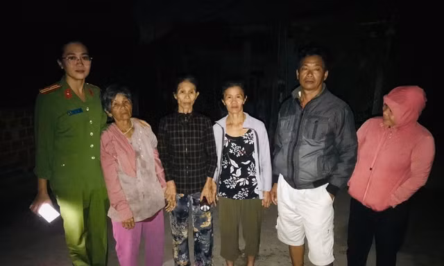 Cụ Ánh đi lạc hơn 700 km được Công an tỉnh Quảng Ngãi tiếp nhận, bàn giao cho gia đình. Ảnh: CACC