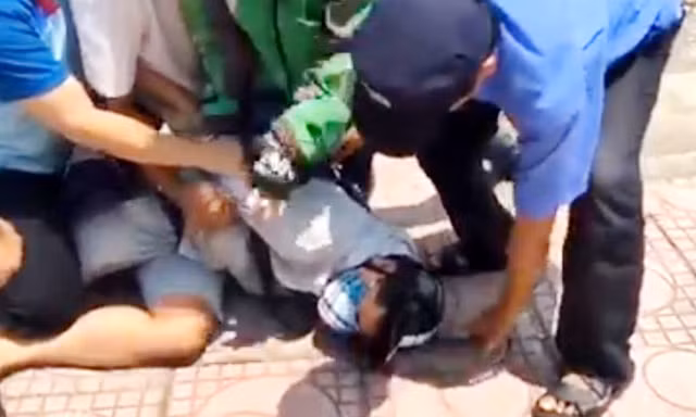 Nam thanh niên bị bắt giữ. Ảnh cắt từ clip