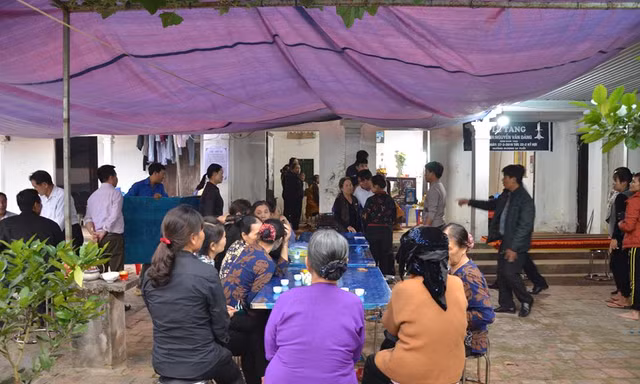 Người thân đang tiến hành tổ chức tang lễ cho nạn nhân Đảng.
