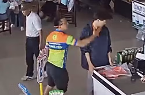 Hình ảnh Nguyễn Xô Việt tát nhân viên trạm dừng nghỉ. Ảnh: Cắt từ video