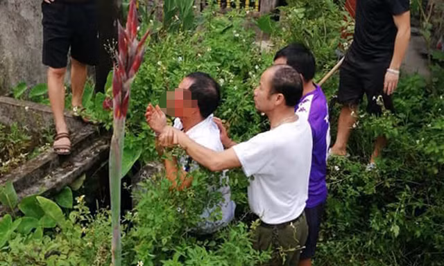 Hình ảnh người đàn ông bị dân bắt giữ.