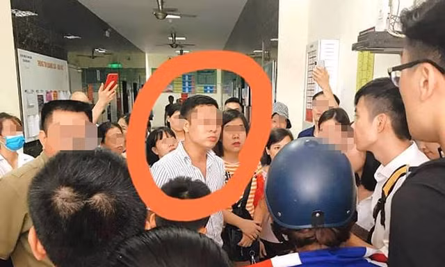 Người đàn ông bị vây kín sau khi cô gái tố cáo bị "đặt tay" lên đùi.