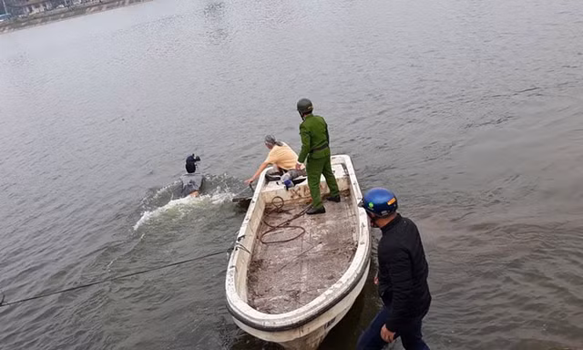 Người đàn ông ngâm mình dưới hồ Linh Đàm được đưa lên bờ. Ảnh: FB