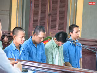 Xách mã tấu, bình xịt hơi cay, cướp... heo quay
