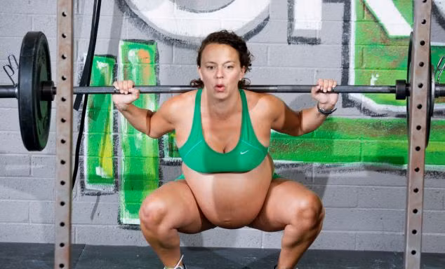 Choáng: Bà bầu sắp sinh nâng tạ gần 100kg