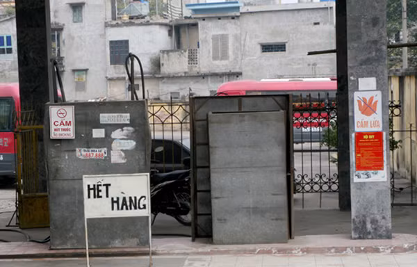 Rút ngắn thời gian quyết định tăng giá xăng dầu để hạn chế tình trạng găm giữ, bán nhỏ giọt. (Ảnh: Văn Điệp/TTXVN)