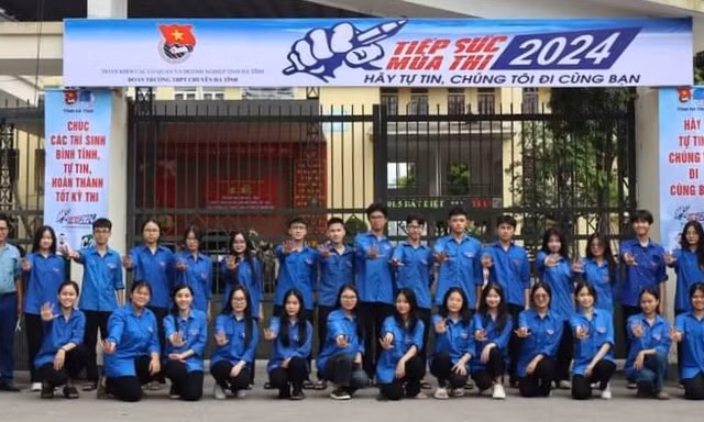 Đội tình nguyện các trường nô nức công tác chuẩn bị ‘Tiếp sức mùa thi’ cho sĩ tử 2K6