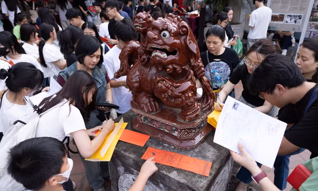 'Đại hội' dâng sớ cầu may tại Văn Miếu trước kỳ thi tốt nghiệp