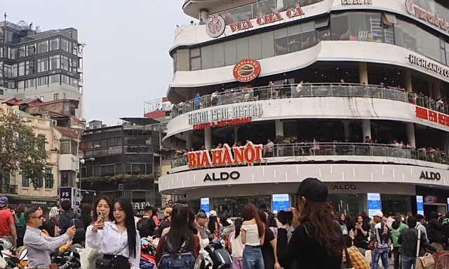 Hàng trăm bạn trẻ đổ xô về 'Hàm cá mập' check-in chia tay trước khi toà nhà này bị dỡ bỏ 