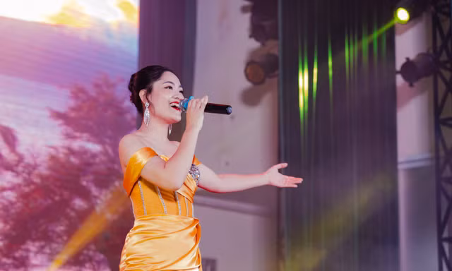 Sao Mai Thu Lương khiến các Thầy Cô và sinh viên Trường Đại học Công nghiệp Hà Nội ngỡ ngàng