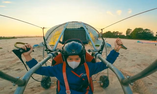 Nữ sinh ĐH Quốc gia Hà Nội trở thành nữ phi công bay dù lượn động cơ đầu tiên của Việt Nam
