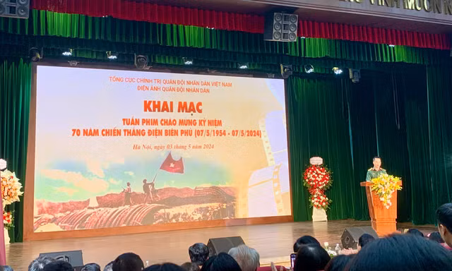 Sinh viên nô nức rủ nhau đến xem tuần lễ Phim Điện Biên Phủ