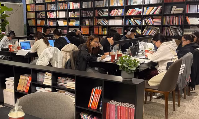 Xu hướng các bạn trẻ học tập qua đêm tại quán cafe: Lối sống hiện đại hay áp lực vô hình?