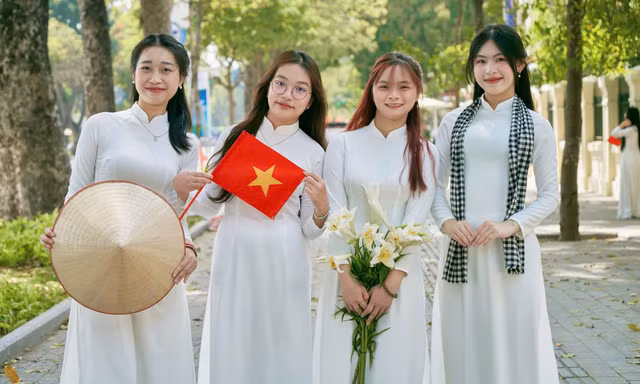 Tà áo dài trắng giữa tháng Tư lịch sử: Khi người trẻ viết tiếp câu chuyện tri ân Tổ quốc ngày Thống nhất