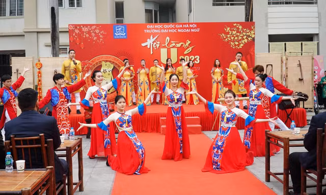 Sinh viên Ngoại ngữ xúng xính đón Tết tại 'Hội làng U 2023'