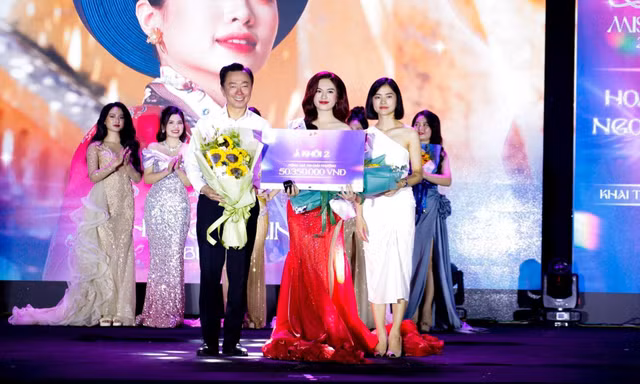 Á khôi Ngoại giao Phùng Mỹ Linh: Thật phí hoài tuổi thanh xuân nếu tự đặt ra cho mình những giới hạn