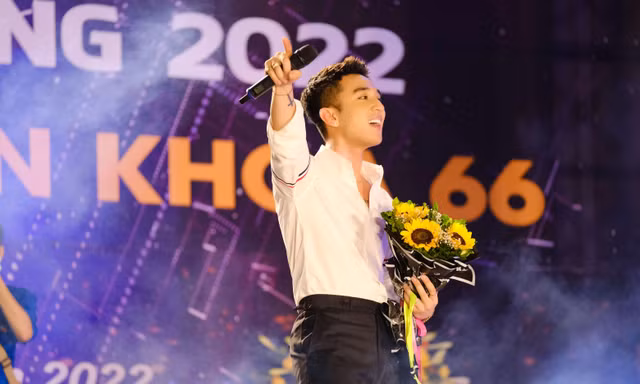 Ca sỹ Dương Edward đem 'Tình đơn phương' đến Học viện Nông nghiệp Việt Nam