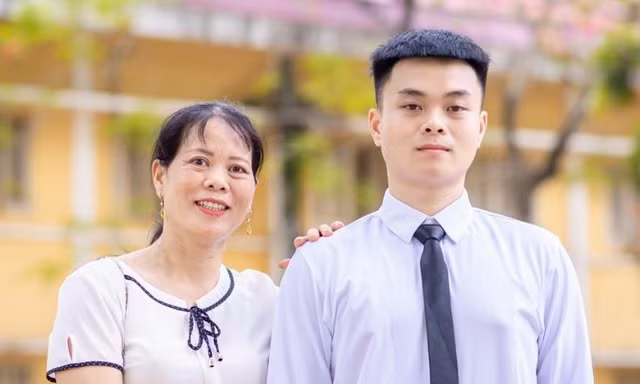 Thủ khoa khối C00, Trường Sĩ quan Chính trị: Hai lần trượt sơ tuyển, từng đi làm công ty
