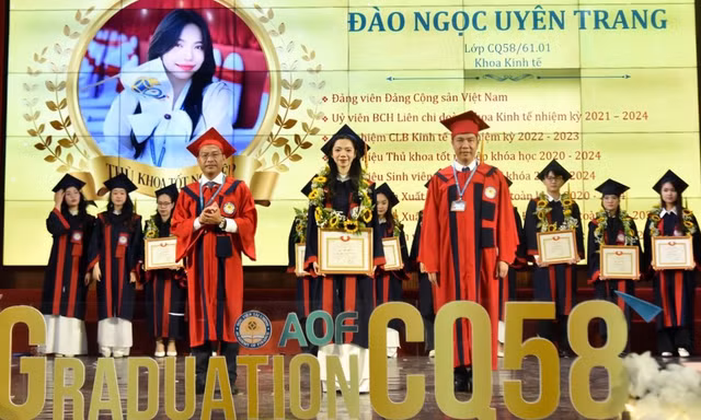 Nữ thủ khoa đạt cả 04 hạng mục khen thưởng của Giám đốc Học viện Tài chính