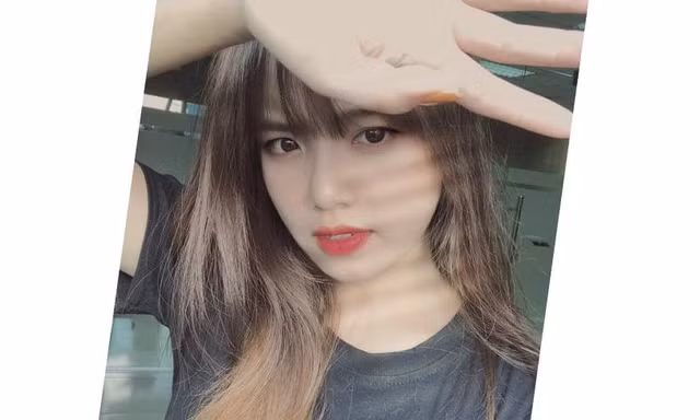 Nhan sắc xinh đẹp của cô gái nhắc người dân phòng chống dịch COVID-19 mỗi khi chờ máy