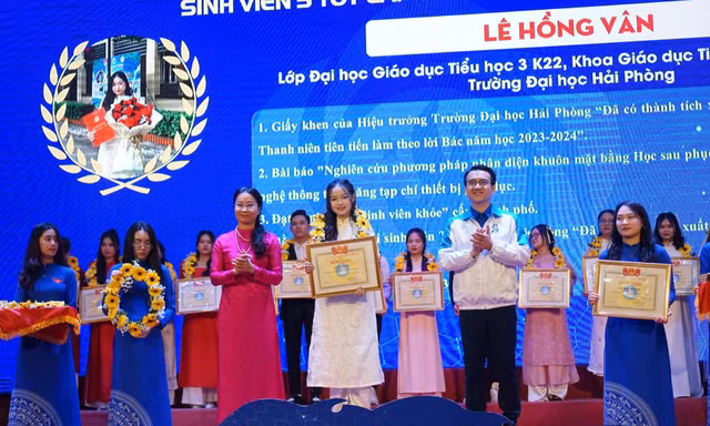 Nữ sinh Sư phạm tài năng chinh phục danh hiệu Sinh viên 5 tốt cấp Trung ương cùng niềm đam mê nghiên cứu khoa học