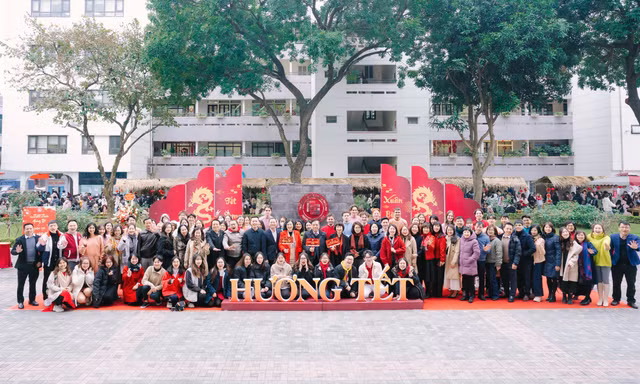 Rộn ràng đón Tết sum vầy, vui Xuân bình an 2024 cùng Trường Đại học Ngoại thương 