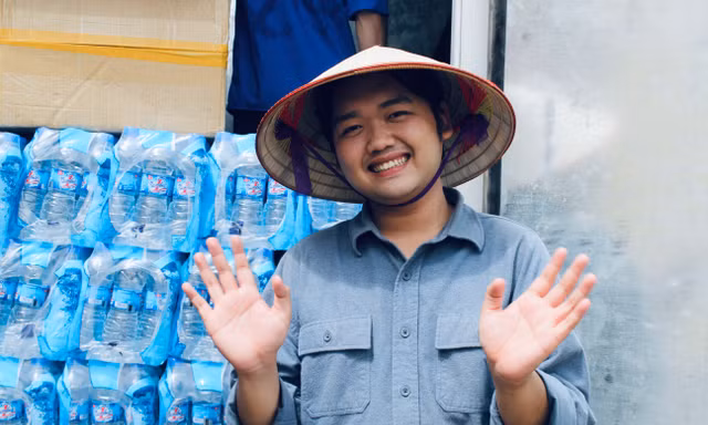 Nam sinh nhiệt tình trong công tác tình nguyện, cứu trợ cho nhiều vùng bị ảnh hưởng bởi bão Yagi 