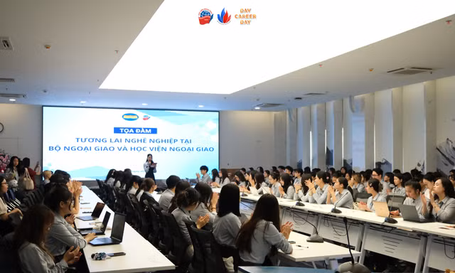 Cầu nối thành công giữa sinh viên Ngoại giao và nhà tuyển dụng