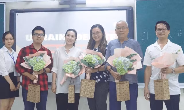 Câu lạc bộ Loa Quốc tế - Điểm hẹn của những sinh viên thích 'bàn chuyện thế giới'