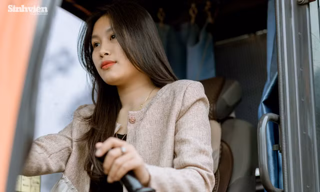 Bóng hồng trên công trường: Cô gái Bắc Giang lái máy xúc, xe tải khẳng định bản lĩnh phái đẹp