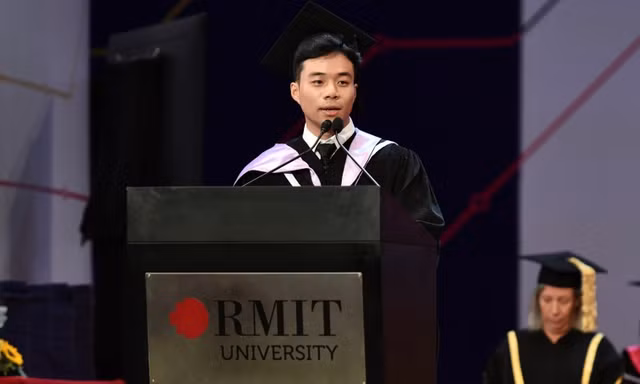 Chàng trai phát biểu trong lễ tốt nghiệp Đại học RMIT: Là sinh viên xuất sắc, làm việc tại VinFast