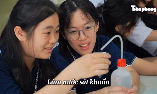 Sĩ tử say mê thí nghiệm khoa học tại Ngày hội tuyển sinh khối các ngành Khoa học và Công nghệ