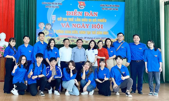 Đoàn viên Đại học Luật Hà Nội tuyên truyền pháp luật tới các cử tri trẻ tuổi