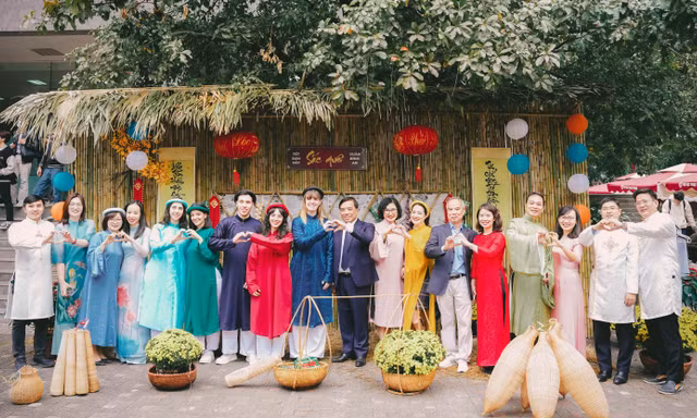 Trường Đại học Ngoại thương tổ chức Chương trình 'Tết sum vầy, Xuân bình an' năm 2023