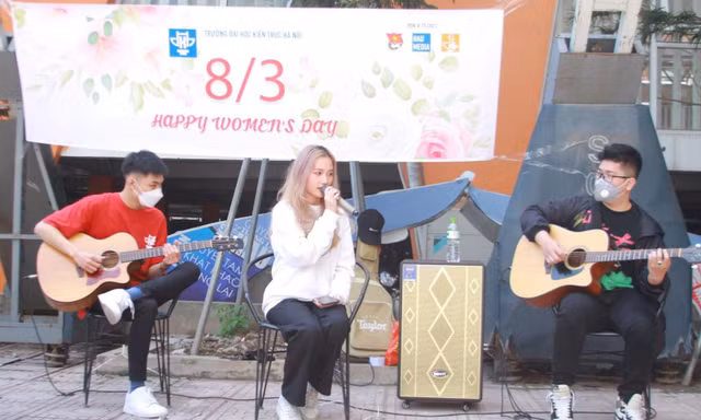 Ga lăng như nam sinh Kiến trúc, mở show ca nhạc mừng ngày 8/3