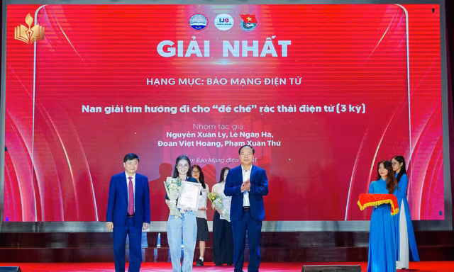 Hành trình tìm lời giải cho 'đế chế' rác thải điện tử của sinh viên qua sản phẩm báo chí
