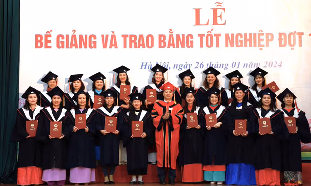Học viện Phụ nữ Việt Nam trao bằng tốt nghiệp cho hơn 300 tân thạc sĩ, cử nhân