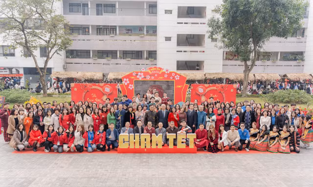Hòa nhịp xuân rộn ràng cùng chương trình ‘Tết sum vầy, xuân bình an’ năm 2025 của Trường Đại học Ngoại thương
