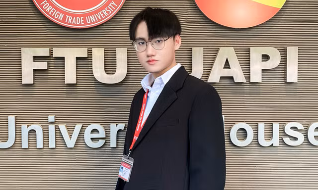 Thầy giáo thủ khoa chuyên Hóa đam mê dạy Tiếng Anh: 'Mọi kỳ tích đều có thể xảy ra nếu nỗ lực đến cuối cùng'