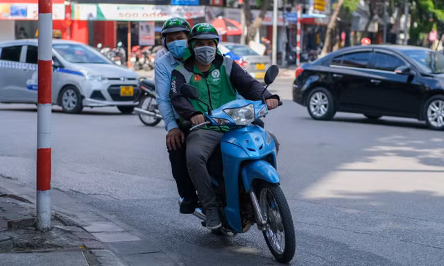 Sinh viên chạy xe ôm công nghệ: Kiếm tiền có dễ?