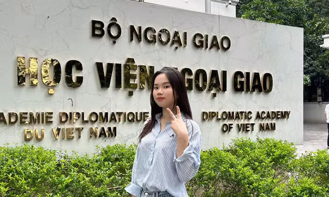 Theo đuổi kho báu tri thức: Nữ sinh Ngoại giao và hành trình thắp lửa văn hóa đọc