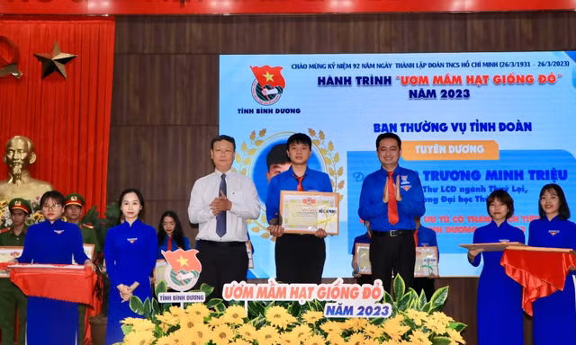 Nam sinh Đại học Thủy lợi say mê học thuật cùng khát vọng cống hiến sức trẻ cho cộng đồng