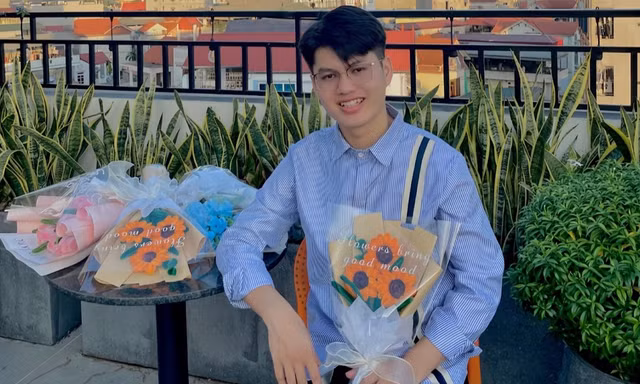 Nam sinh GenZ khởi nghiệp từ hoa kẽm nhung thu về hàng trăm triệu đồng vào tháng Tết