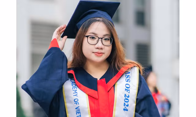 Nữ thủ khoa Ngoại giao: 'Cứ mạnh dạn theo đuổi ngành mình thích, sẽ luôn có chỗ dành cho bạn'