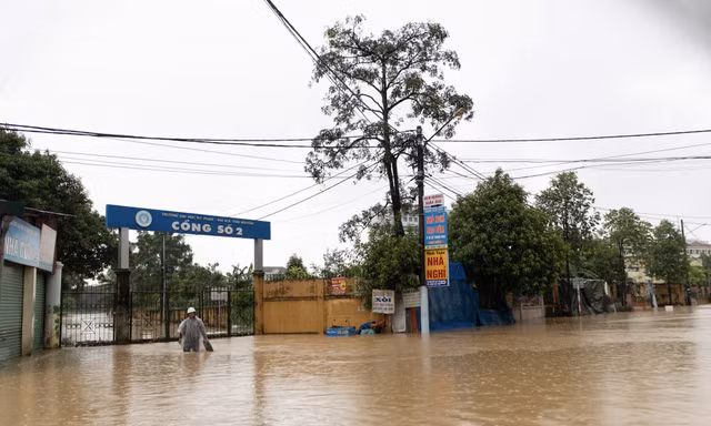 Thái Nguyên: Nhiều trường đại học ngập sâu, ký túc xá mất điện nước nhiều ngày, sinh viên thức đêm canh lũ