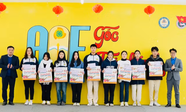 Đoàn Thanh niên - Hội Sinh viên Học viện Tài chính trao tặng vé xe về quê ăn Tết cho sinh viên có hoàn cảnh đặc biệt