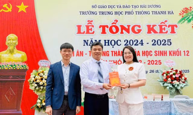 Tác giả, nhà báo Nguyễn Tuấn Anh ký tặng sách học sinh Trường THPT Thanh Hà