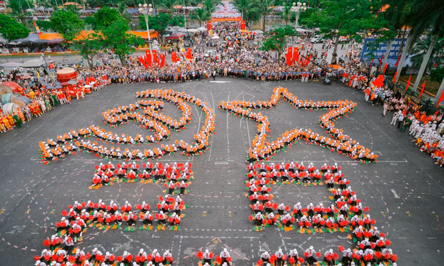 500 đội viên, đoàn viên đồng diễn, xếp hình cờ hoa mừng 'Tết Độc lập' tại Nam Định 