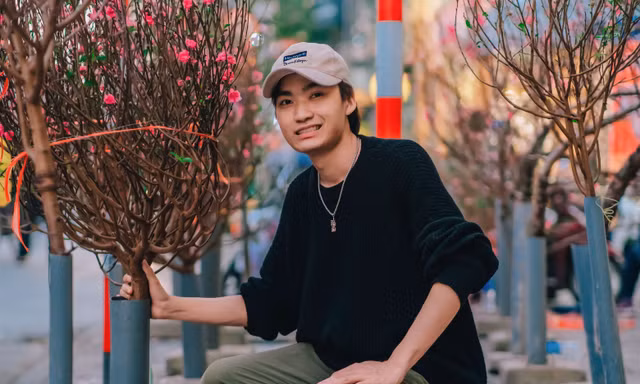 Nhiều người trẻ làm việc xuyên Tết 